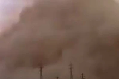 Una enorme tormenta de arena cubrió por completo una ciudad