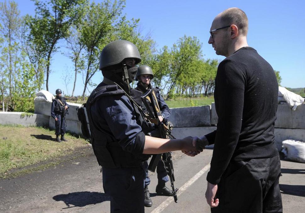 INSPECCIÓN. El primer ministro de Ucrania, Arseniy Yatseniuk, visita a soldados apostados cerca de Slaviansk. reuters 
