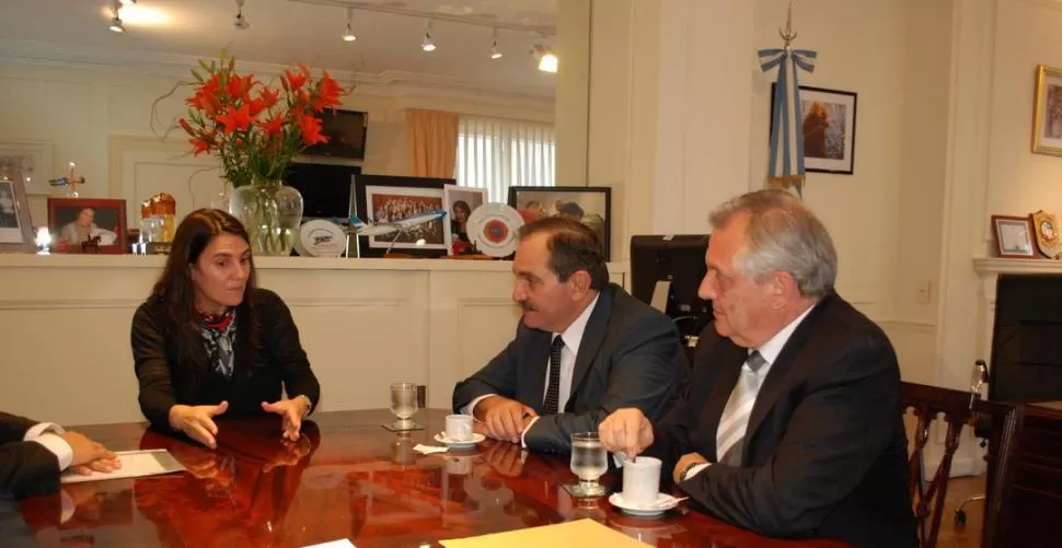 ACUERDO. La funcionaria nacional, María Rodríguez, se reunió ayer con el gobernador José Alperovich (al centro) y el ministro Jorge Gassenbauer.  secretaría de prensa y difusión