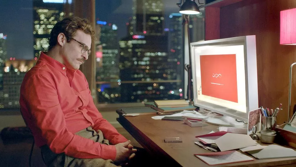 ¿EN QUÉ PIENSA THEODORE? En la pantalla de la PC puede estar la respuesta. Joaquin Phoenix busca el amor. 