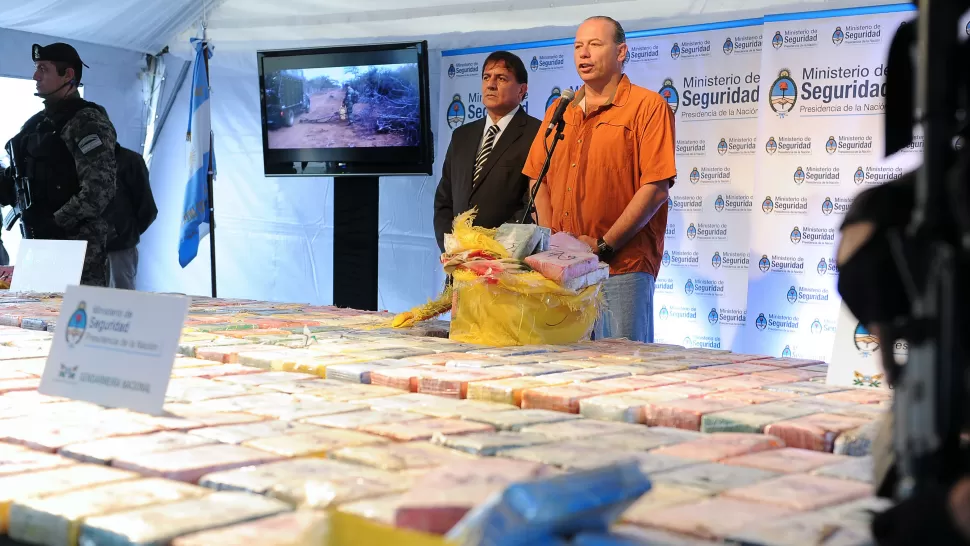 ANUNCIO. El secretario de Seguridad argentino, Sergio Berni, informa sobre el operativo en el que secuestraron la droga. TELAM