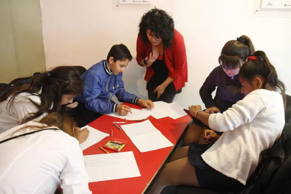 ATAREADOS. Alejandra Jiménez conduce un grupo de alumnos que crean eslóganes sobre las riquezas del patrimonio tucumano. prensa ente cultural tucuman