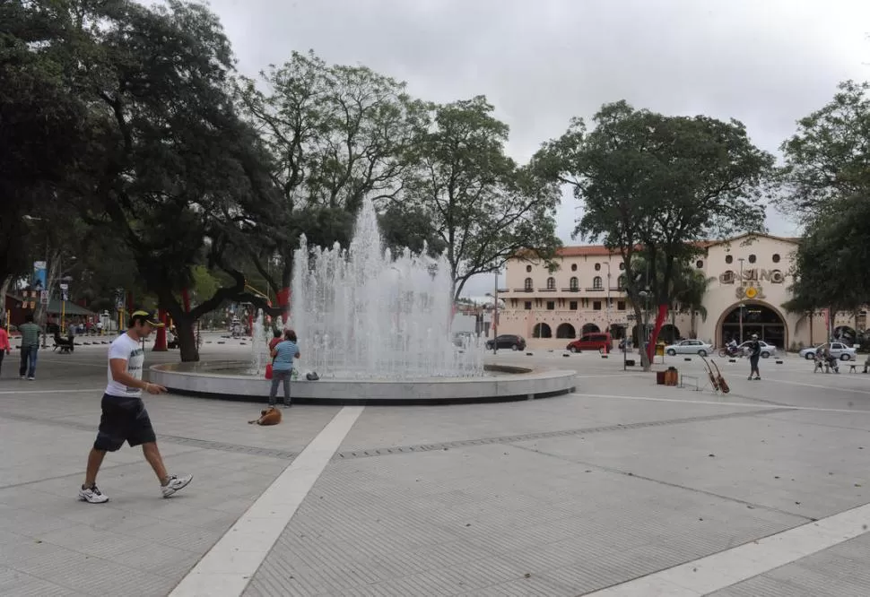 EL CORAZÓN DE LA CIUDAD. La plaza San Martín, con su fuente luminosa. Detrás, el tradicional casino. la gaceta /  fotos de antonio ferroni 