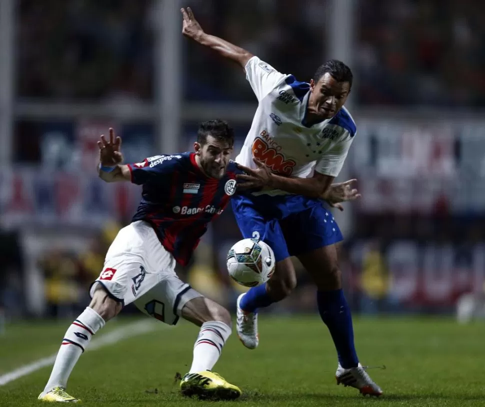 DURA PELEA. Ignacio Piatti disputa la pelota con un rival del Cruzeiro. 