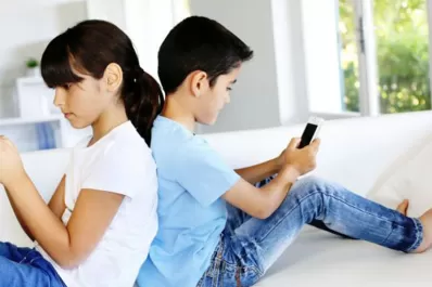 Uno de cada tres chicos argentinos usa celular