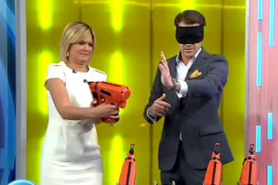 Una presentadora casi se dispara en la cara en pleno programa