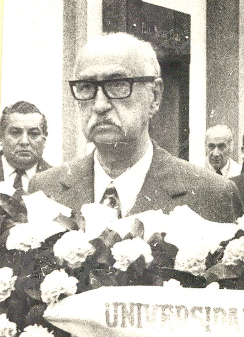 ELIO RODRÍGUEZ MARQUINA. En sus últimos años, aparece llevando una ofrenda floral de la UNT, donde fue profesor titular largo tiempo la gaceta / archivo