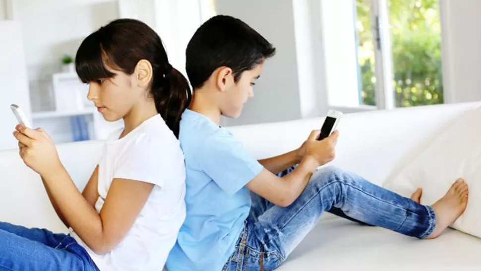 EXIGENTES. Los chicos piden smartphones para poder usar las redes sociales. FOTO DE IMUJER.COM