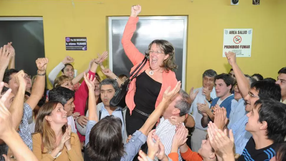 FESTEJO. La candidata Zeman junto a sus seguidores el día de la elección a consejeros. ARCHIVO LA GaCETA
