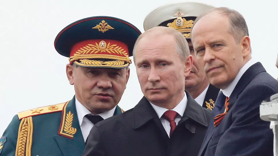 EN SEBASTOPOL. Putin, junto al ministro de Defensa, Serguei Shoigu (izquierda), y el jefe de los Servicios de Seguridad, Alexander Bortnikov.