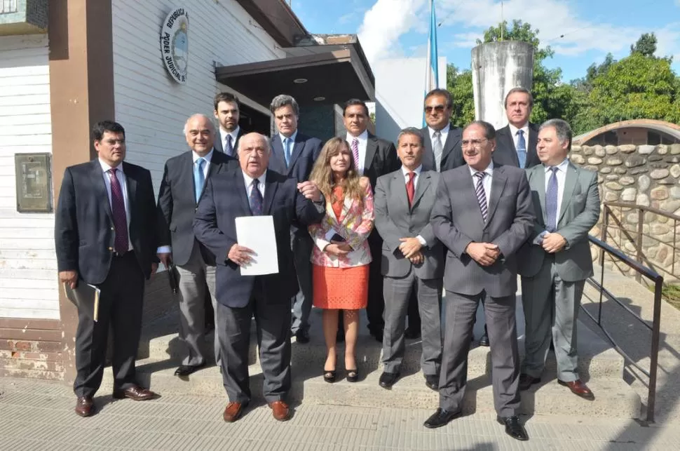 EN EL JUZGADO FEDERAL. Doce magistrados posaron ante las cámaras antes de leer las conclusiones del encuentro.  foto de Marcelo Miller especial para La Gaceta