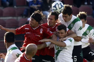 Huracán sorprendió a Banfield con un contundente 3 a 0