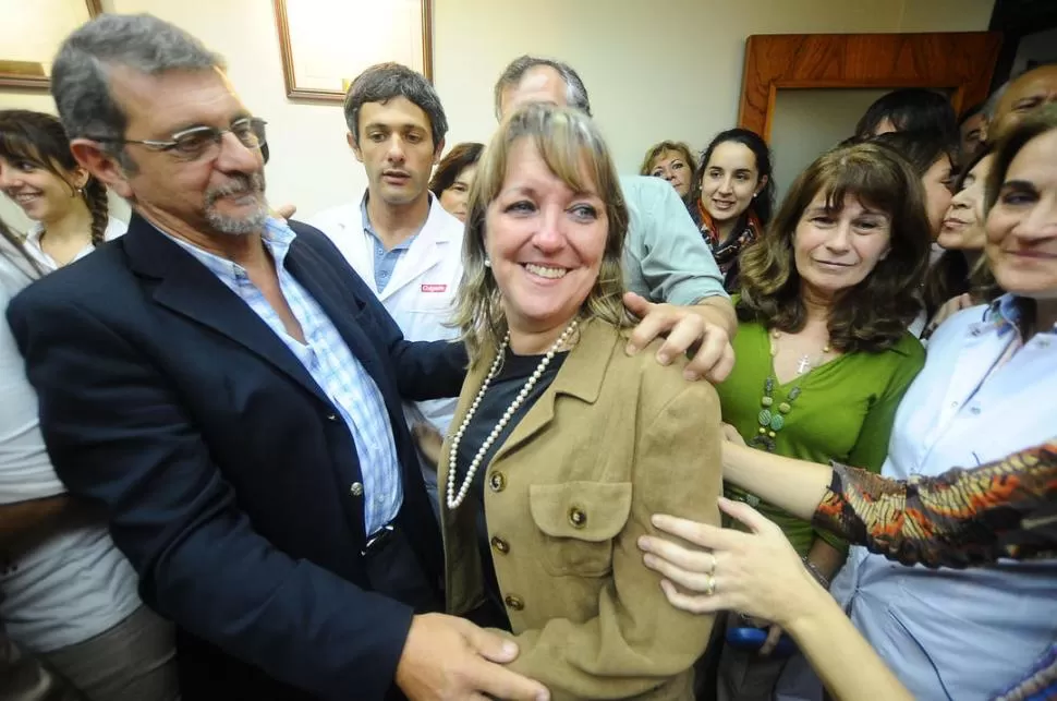 TODOS QUIEREN SALUDARLA. Liliana Zeman sonríe instantes después de la votación en la sala del Consejo Directivo. la gaceta / fotos de Osvaldo Ripoll 