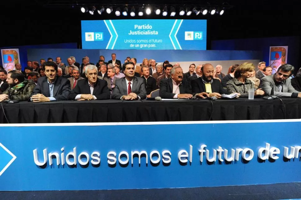 NUEVA CONDUCCIÓN. Beatriz Rojkés (derecha) se sentó en la mesa de autoridades junto a dirigentes nacionales. telam