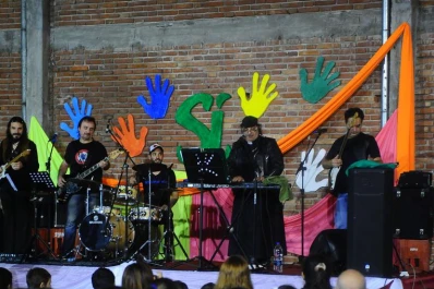 El cura rockero que con su música contagia fe