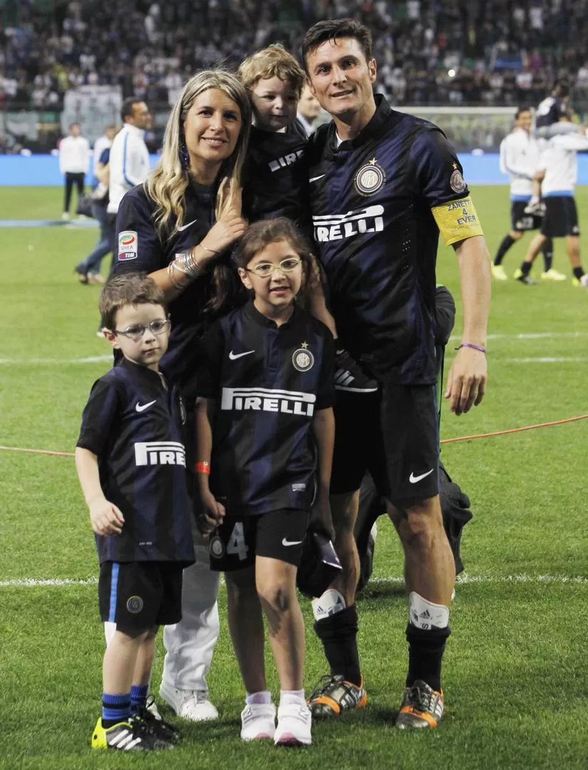 EN FAMILIA. Zanetti junto a su esposa Paula y sus tres hijos durante la despedida. 