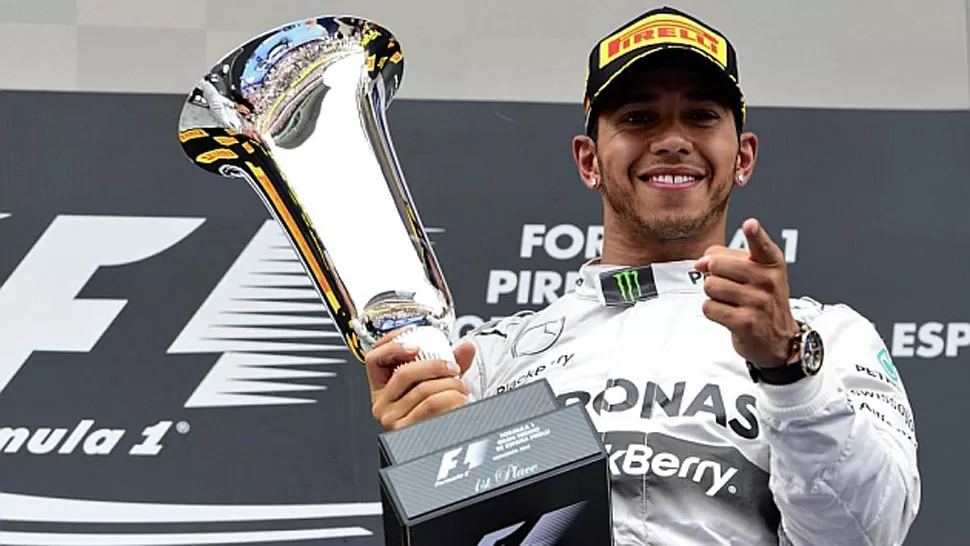 GANADOR. Lewis Hamilton, contento tras su victoria en el GP de España. FOTO TOMADA DE MARCA.COM