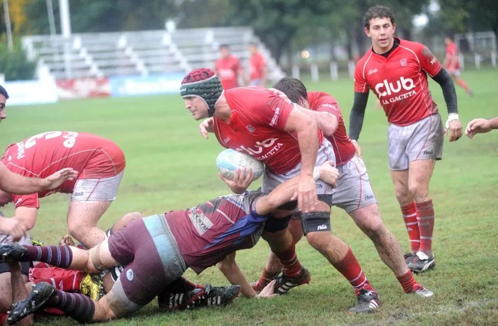 PELOTA QUE PARECE JABÓN. Con la lluvia, el contacto se sufre menos, pero la ovalada se vuelve muy difícil de controlar. Los Tarcos lo hizo mejor que su rival y venció. 