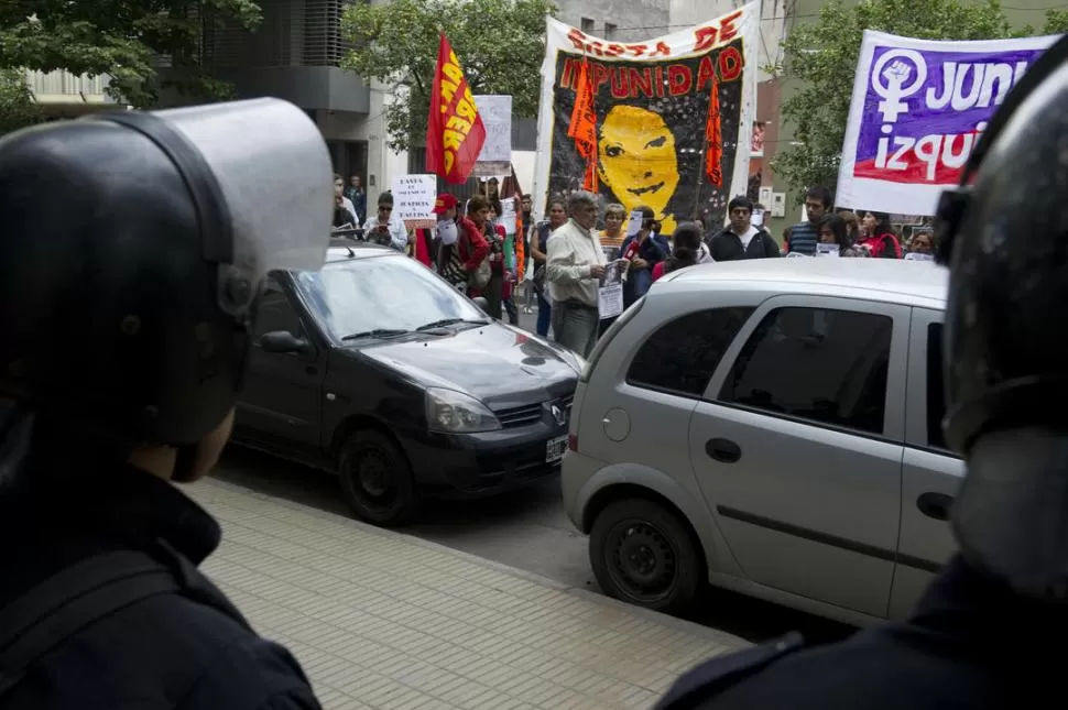 RECLAMO. En abril, Alberto Lebbos (centro) encabezó una protesta para exigir la destitución del fiscal Albaca. la gaceta / foto de jorge olmos sgrosso