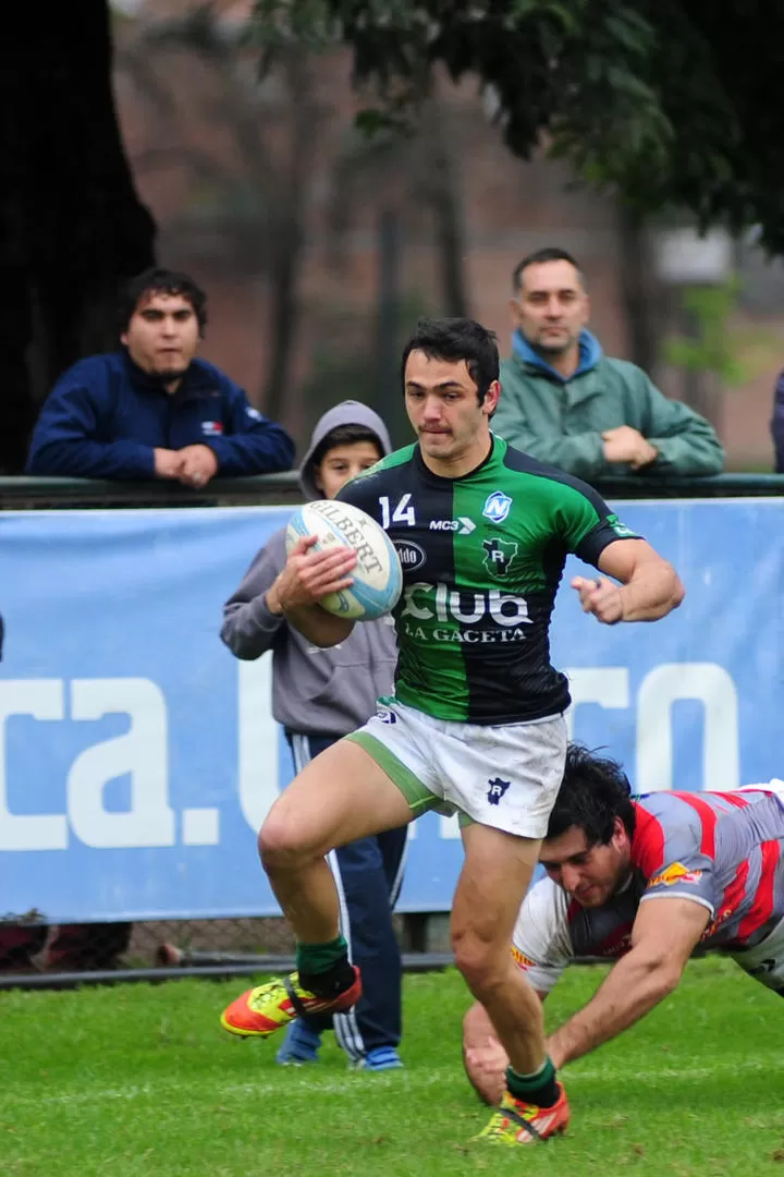 ATRÁPAME SI PUEDES. Augusto López Salas escapa al tackle de Mauricio Ruiz y se encamina hacia lo que será el segundo try “verdinegro”. 