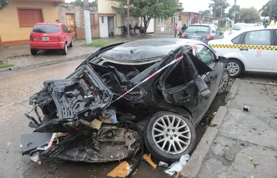 LOS RESTOS DEL BORA. Su conductor, de 28 años, perdió la vida. LA GACETA / FOTO DE ANTONIO FERRONI 