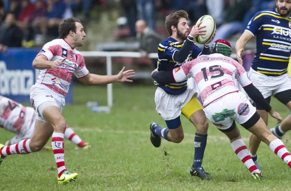 EN POSESIÓN. Joaquín López Isla, a pesar de la marca del full back santiagueño Santiago Viaña, cuida la “guinda”. 