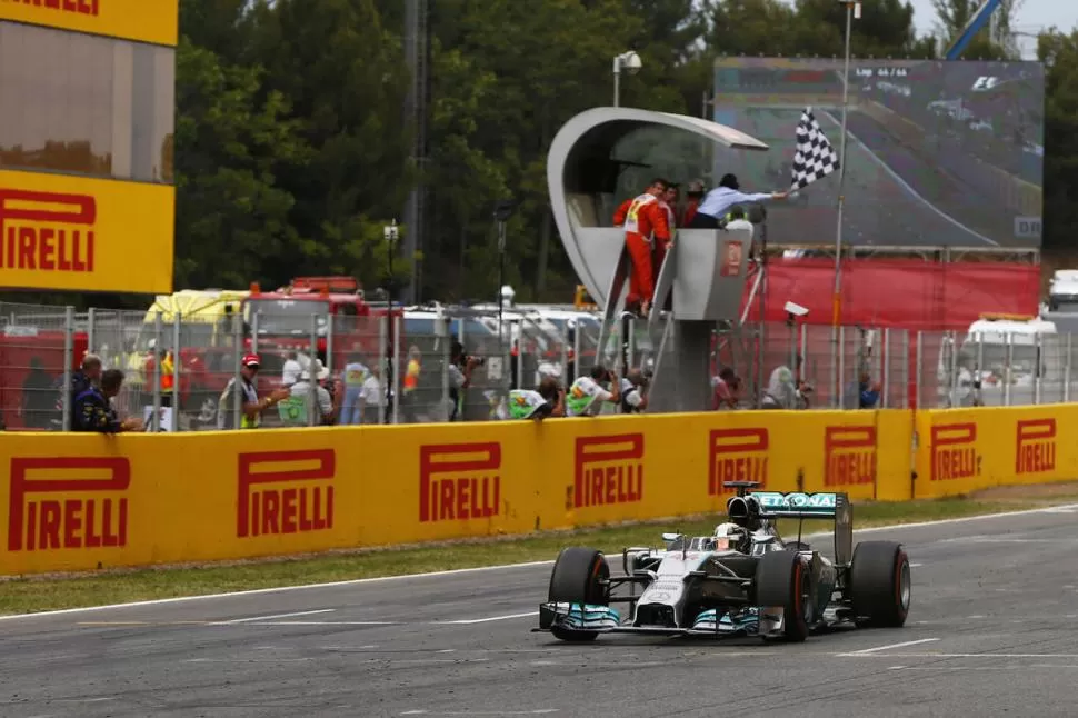 “FLECHA DE PLATA” IMPARABLE. Otra vez Lewis Hamilton vio la bandera a cuadros antes que nadie en un gran premio. El británico suma este año cuatro victorias. 