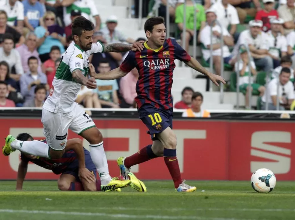 ESCAPÓ PERO NO ACERTÓ. Messi deja en el camino al enemigo y se lleva la bocha. Lo que “La Pulga” no logró fue convertir un gol para inclinar la balanza ante Elche. 