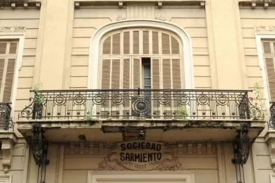 Defensa Civil urge a la Sociedad Sarmiento a reparar el edificio