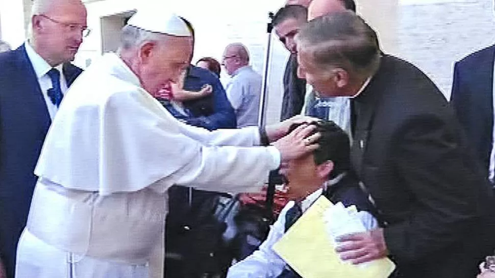 CUESTIONADO. El año pasado, el Papa Francisco puso las manos sobre un hombre en silla de ruedas que afirmó estar endemoniado. FOTO TOMADA DE CLARIN.COM