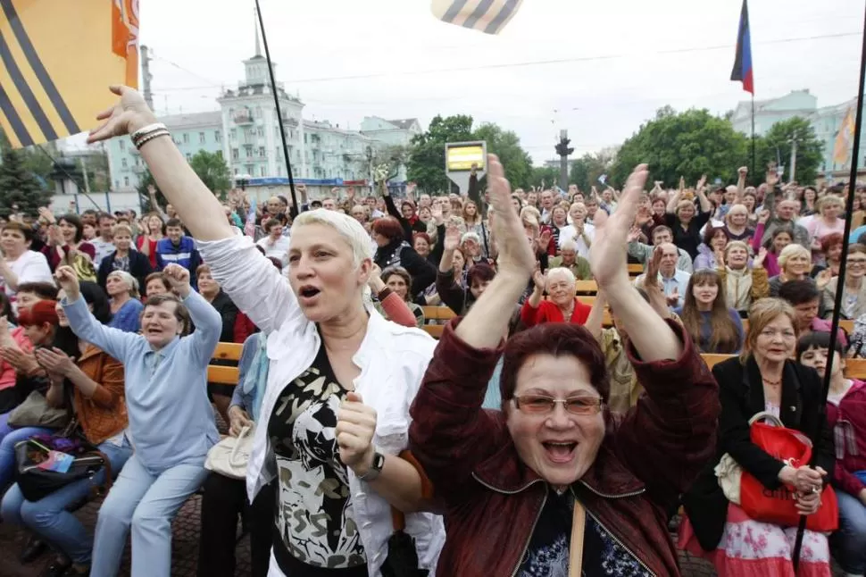 EN LUGANSK. En la plaza principal de la ciudad, miles de vecinos celebran los anuncios independentistas. reuters