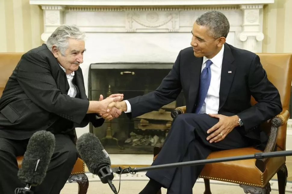 EN EL SALÓN OVAL. José Mujica y Barack Obama se saludan cordialmente. reuters