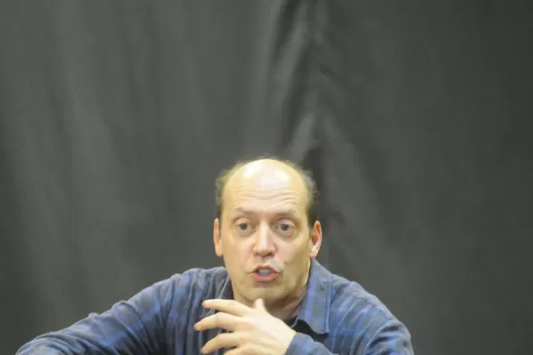 “El teatro es un arte peligroso porque es social”