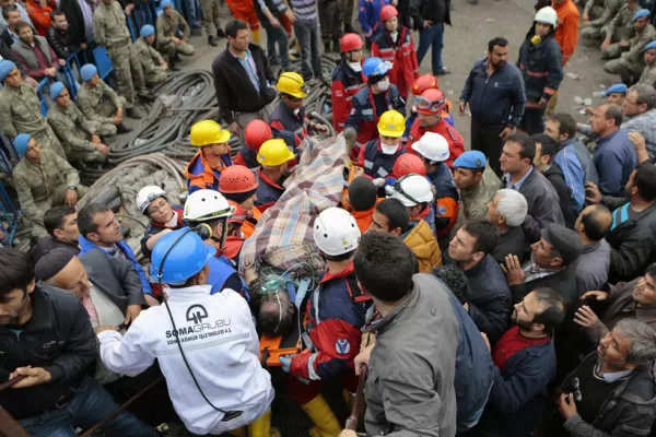 Sube a 232 la cifra de muertos por el accidente en la mina Soma, de Turquía