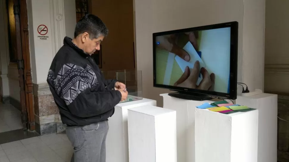 PASO A PASO. El visitante ya vio las pinturas y se pone a fabricar una casita con técnica de origami. la gaceta / fotos de alicia fernandez