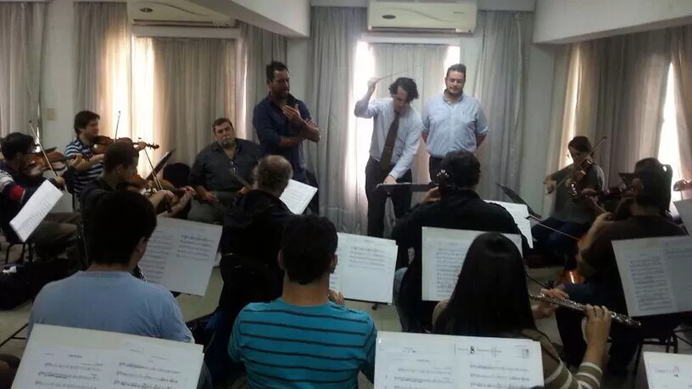 PREPARATIVOS. Los tucumanos comparten un ensayo junto a la Sinfónica de Paraguay. FOTO TOMADA DE TWITTER.COM/LOSJUANOK