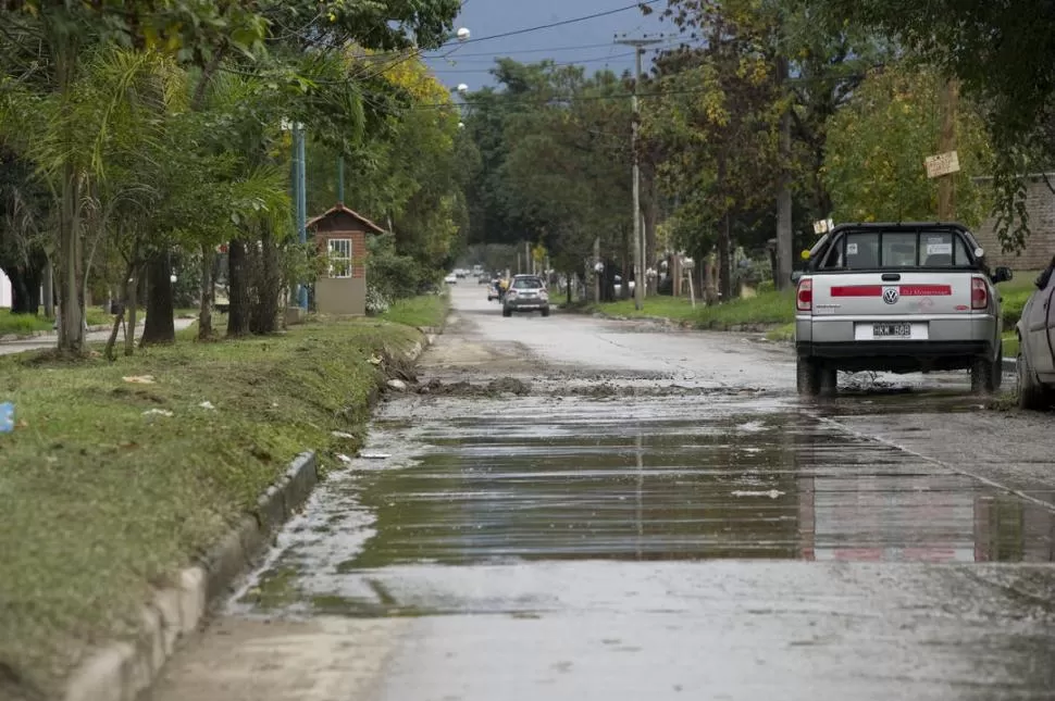 UN ARROYO MALOLIENTE. En la calle Paraguay al 500, los vecinos viven encerrados a causa de las aguas servidas que cercan sus puertas. la gaceta / foto de jorge olmos sgrosso
