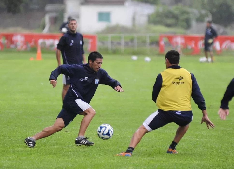 TITULAR. Acosta volverá a jugar desde el inicio en Atlético y su misión será ser opción de gol por el carril ofensivo izquierdo. 