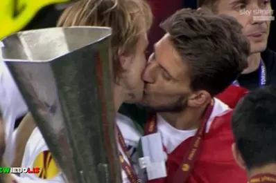 El beso de dos futbolistas de Sevilla tras ganar la Europa League