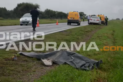 Un motociclista quiso pasar a un camión y murió al chocar de frente contra un auto