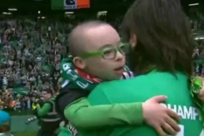 El gran gesto del técnico y un jugador del Celtic con un niño con síndrome de Down