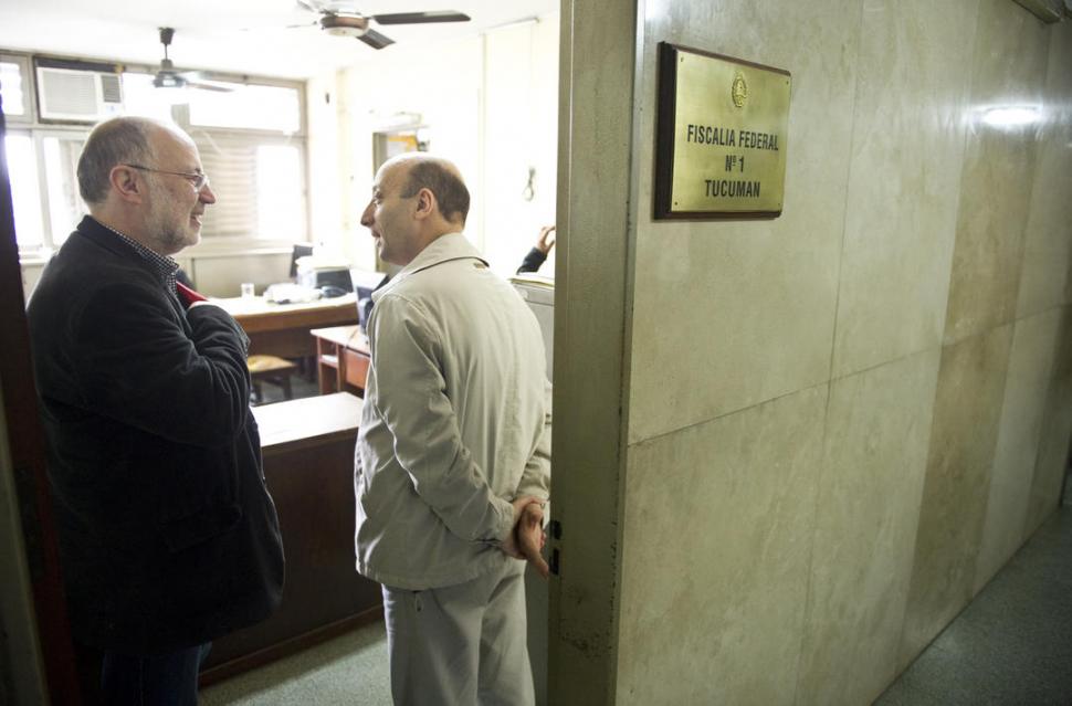 PRESENTAN LA DENUNCIA. Ruiz Pesce y Díaz Ricci, en la fiscalía federal. la gaceta / foto de jorge olmos sgrosso 