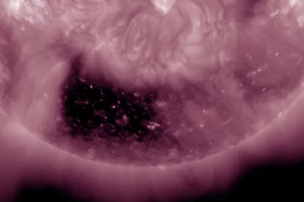 NASA capta una gigantezca mancha rectangular en el Sol