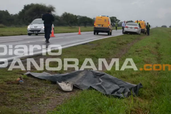 Un motociclista quiso pasar a un camión y murió al chocar de frente contra un auto