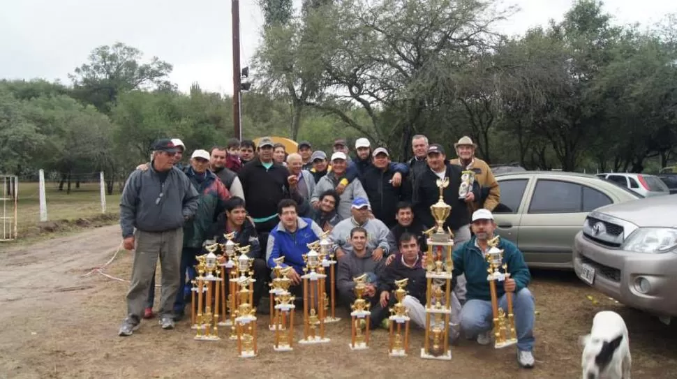TODOS LOS GANADORES. Los equipos que representaban al club de Pesca y Regatas se llevaron los laureles al terminar cuatro entre los cinco primeros lugares.  
