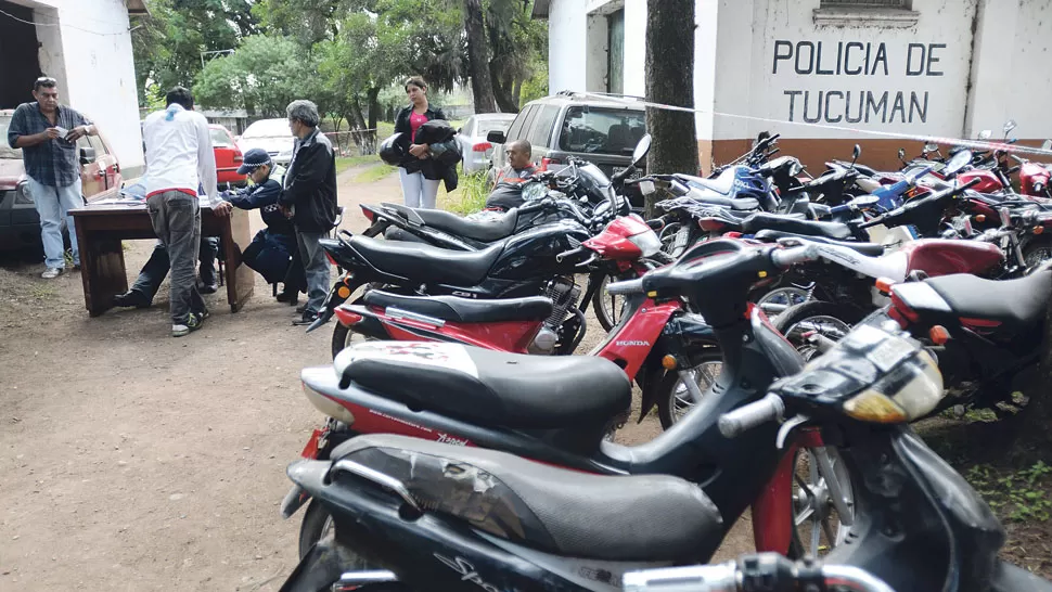 DEPÓSITO. Las motos secuestradas se acumulan en el galpón que la Policía Vial tiene en Juan Luis Nougués al 1.100.
