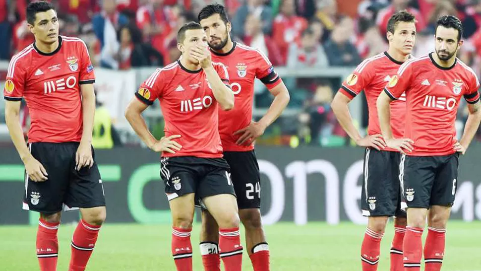 DESCONSUELO. Los jugadores del Benfica perdieron otra final. FOTO TOMADA DE DIEZ.HN