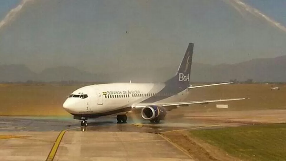 ARRIBO. El Boeing 737 de BOA, en el aeropuerto Güemes. FOTO DE @AEROPUERTOSALTA