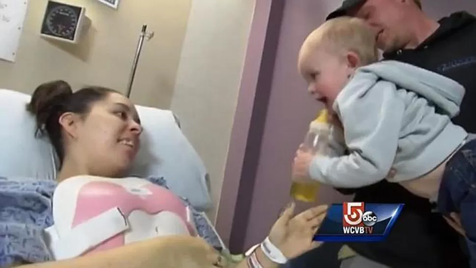 MADRE CORAJE. Christina Simoes con su hijo, Cameron, en un hospital de Massachusetts. FOTO TOMADA DE NDAILYNEWS.COM