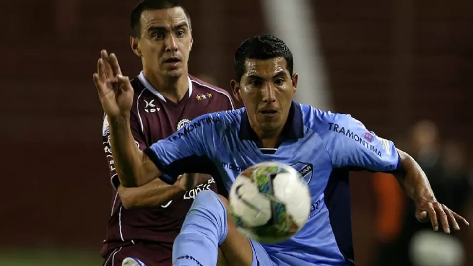 CUERPO A CUERPO. Lanús y Bolívar batallan en La Paz por un lugar en las semifinales de la Copa Libertadores.
